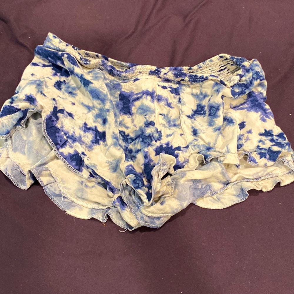 Xs Arizona ruffled shorts!